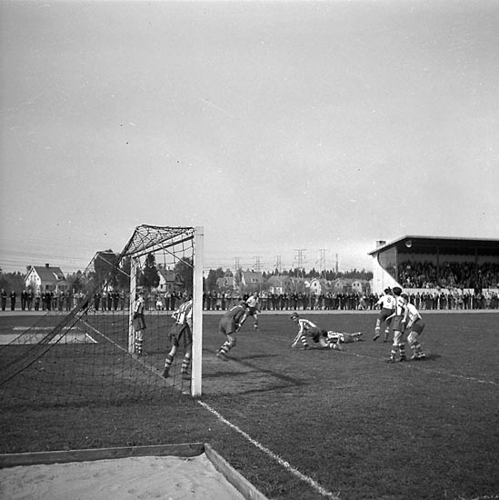 Fotbollsmatch, Edsborgs idrottsplats, Trollhättan den 12 maj 1947