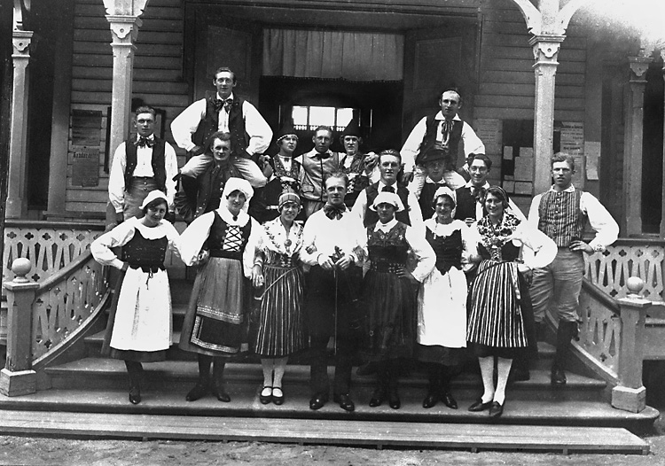 Folkdanslag på Marstrands societetshus 1928