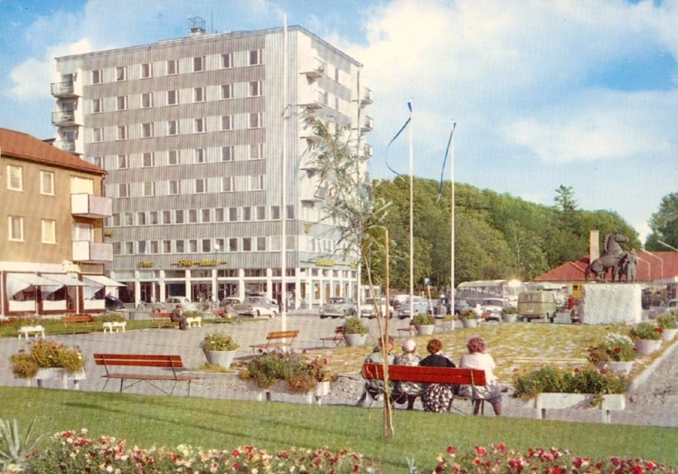 Tryckt text på kortet: "Kungälv. Nytorget med Centrumhuset och Tre Kungars staty".
"Förlag: Firma H. Lindenhag, Göteborg".