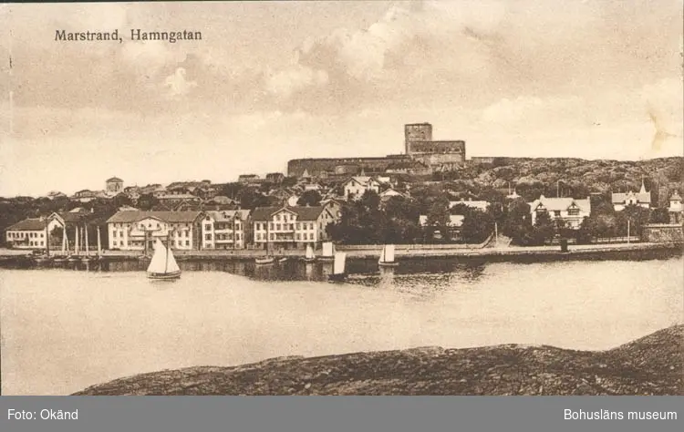 Tryckt text på kortet: "Marstrand. Hamngatan."

