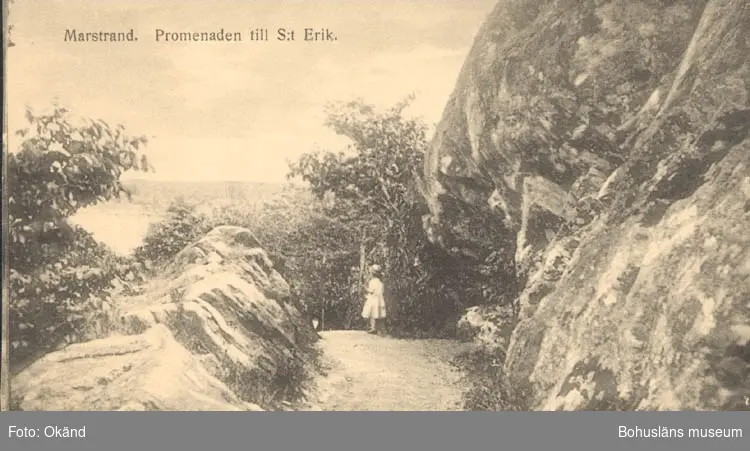 Tryckt text på kortet: "Marstrand. Promenaden till St. Erik."
"Förlag: Axel Hellman, Marstrand."