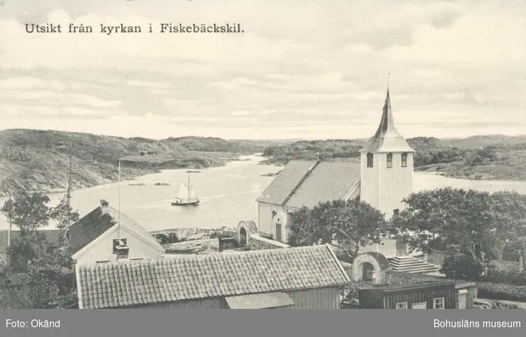Tryckt på kortet: "Utsikt från kyrkan i Fiskebäckskil."