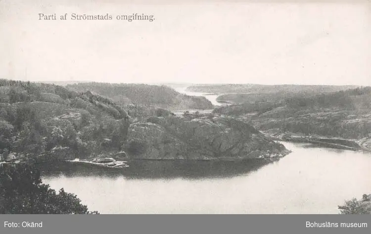 Noterat på kortet: "Parti av Strömstads omgivning, Strömstad."
"Krügers Cigarraffär, Strömstad."