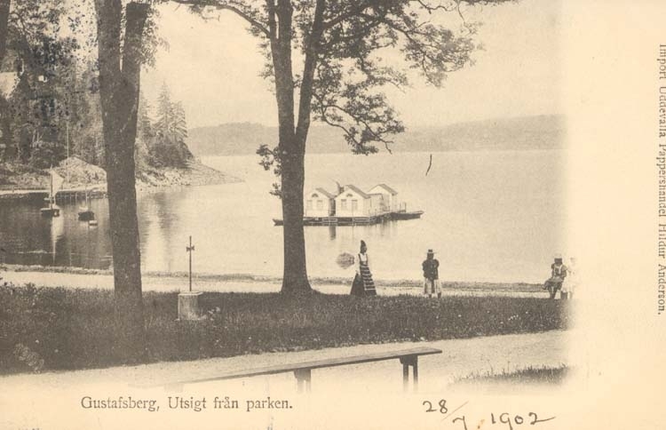 Tryckt text på kortet: "Gustavsberg Utsikt från parken."
"Uddevalla Pappershandel. Hildur Andersson."
