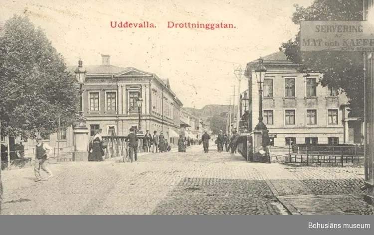 Tryckt text på kortet: "Uddevalla. Drottninggatan."
"B. Wickeigrens Diversehandel, Uddevalla."