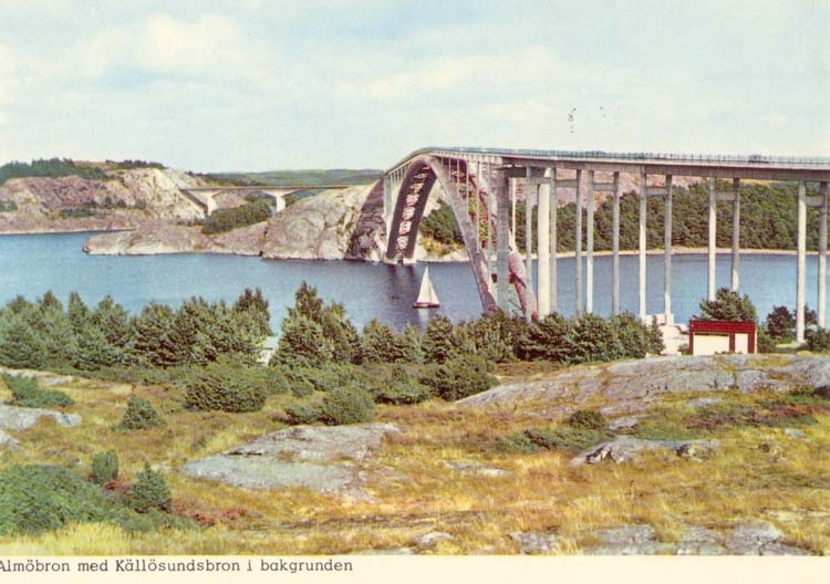 Tryckt text på kortet: "Almöbron med Källösundsbron i bakgrunden."
