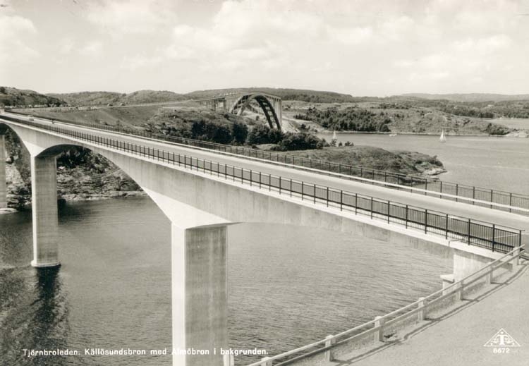 Tryckt text på kortet: "Tjörnbroleden. Källösundsbron med Almöbron i bakgrunden."