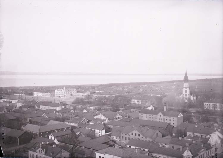 Utsikt från vattentornet över Lidköpings centrum med kyrkan. 
Enligt text som medföljde bilden: "Utsikt fr. Vattentornet."