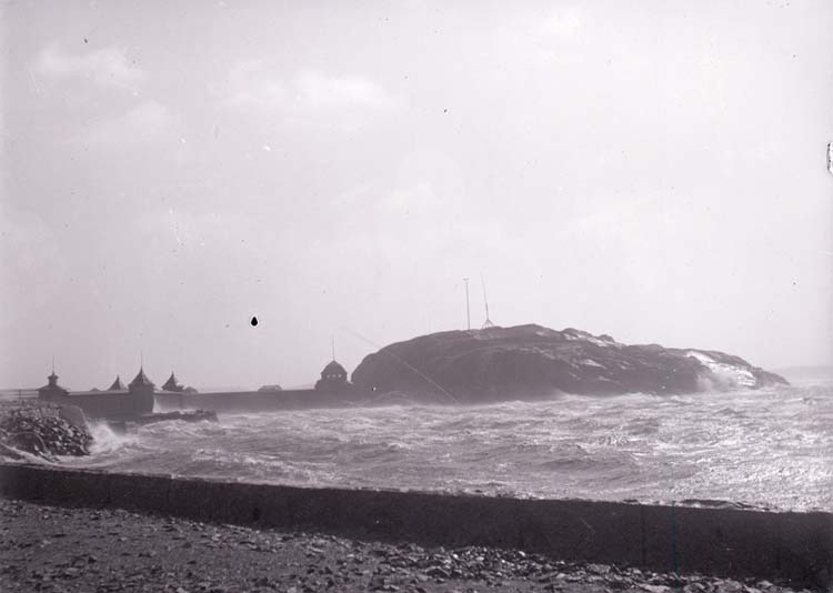 Enligt text som medföljde bilden "Storm Kyrkviksbukten 1917/1918".