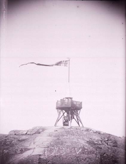 Enligt text som medföljde bilden: "Flaggberget med utsigtstornet, Lysekil 20/8 1899".