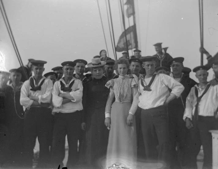 Enligt text som medföljde bilden: "Lysekil. Skeppsgossar ombord på Najaden 25/6 1899."