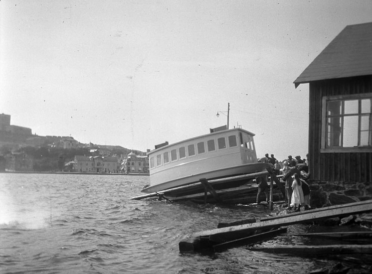 Sjösättning av Marstrands första eldrivna färja "Spårvagnen" 1913