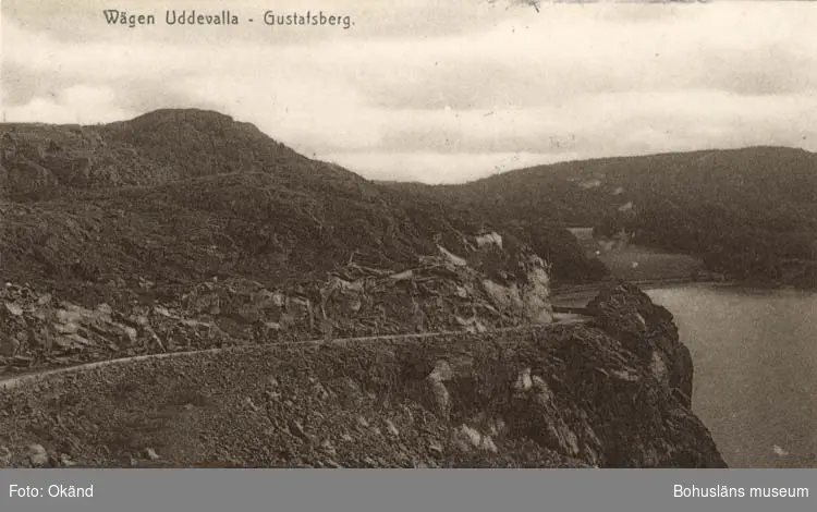 Tryckt text på vykortets Framsida: "Wägen Uddevalla - Gustafsberg."