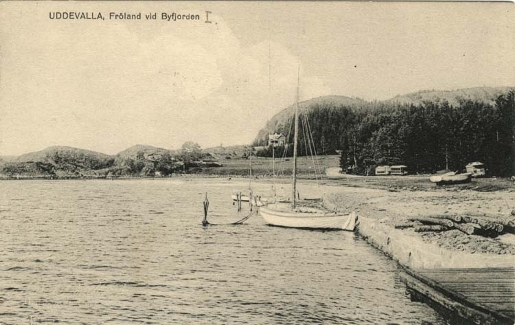 Tryckt text på vykortets framsida: "Uddevalla, Fröland vid Byfjorden."
