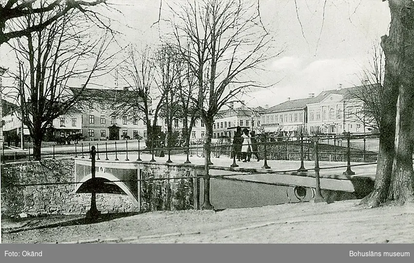 Tryckt text på vykortets framsida: "Träbron Uddevalla".
