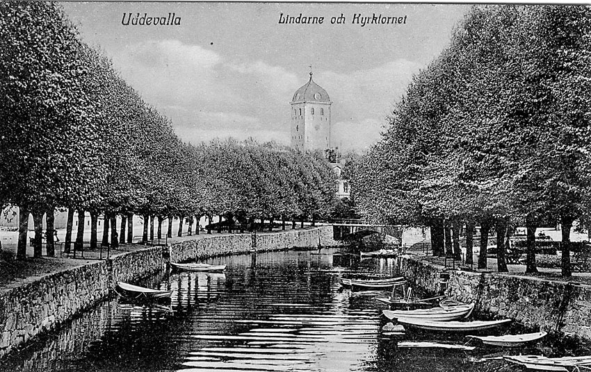 Tryckt text på vykortets framsida: "Uddevalla Lindarne och Kyrktornet".
