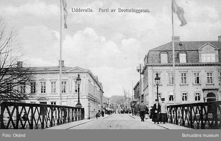 Tryckt text på vykortets framsida: "Uddevalla Parti av Drottninggatan".