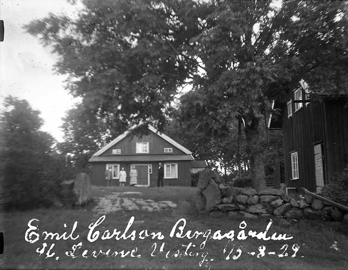 Enligt text på fotot: Emil Carlson Bergagården St. Levene Vesterg. 15-8-29".