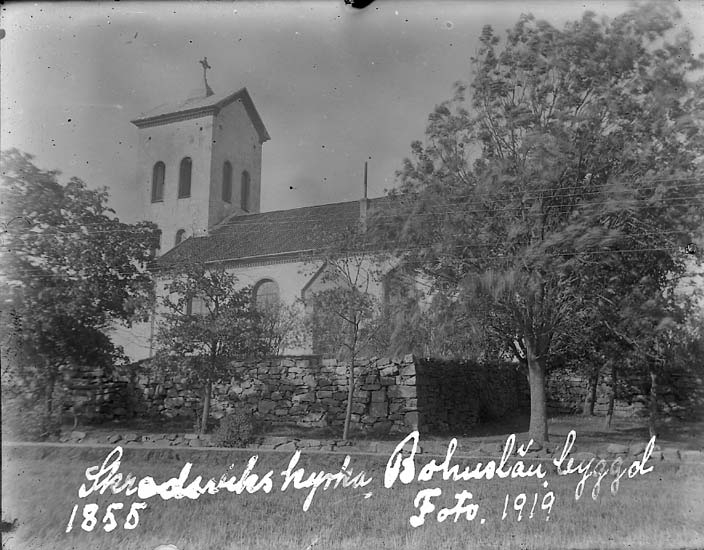 Enligt text på fotot: "Skredsviks kyrka, Bohuslän byggd 1855. Foto 1919".