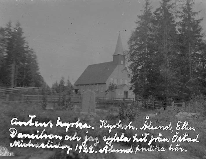Enligt text på fotot: "Antens kyrka. Kyrkoh. Ålund, Ellen Danielsson och jag cykla hit från Östad Mikaelidag 1922. Ålund predika här".
