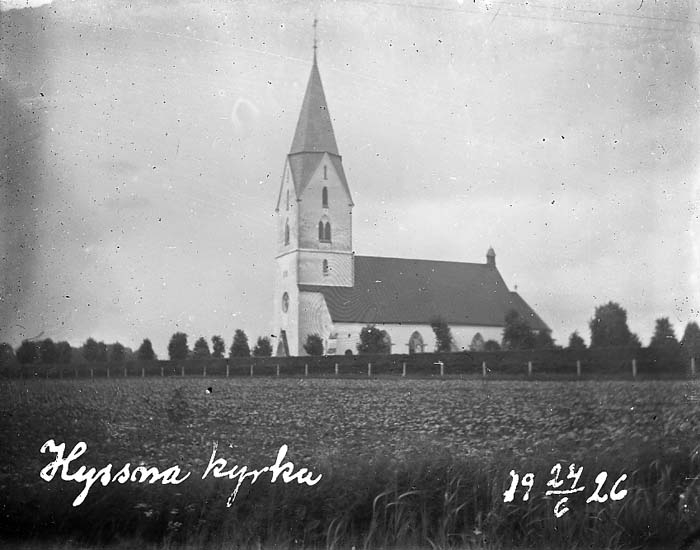 Enligt text på fotot: "Hyssna kyrka. 24/6 1926".



















