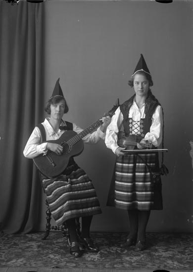 Enligt fotografens noteringar: "Möe 1926. Skomakare Stenhårds döttrar."