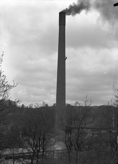 Enligt fotografens noteringar: "Munkedals pappersbruk, skorsten. O.B.S. den som går äfter skorstenen."