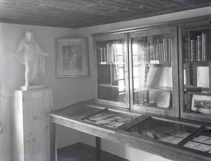 "1934. 24. Pontus Vikners barndomshem. Interiör af hans samlingar."

"Kopia av Thorvaldsens Kristus. Dessa böcker och handskrifter förvaras numera på Bohusläns museum."