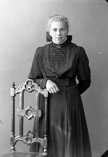 Enligt fotografens journal nr 2 1909-1915: "Abrahamsson, Olga Kläpp Ödsmål".