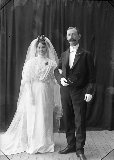 Enligt fotografens journal nr 1 1904-1908: "Spolén, Brudparet St s-d".