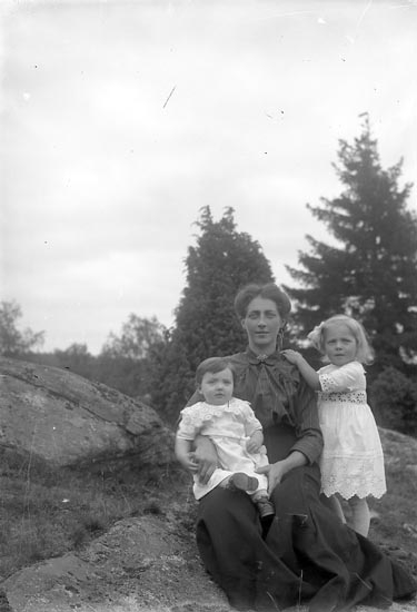 Enligt fotografens journal nr 3 1916-1917: "Johansson, Signe Tjäderöd, Svenshögen".