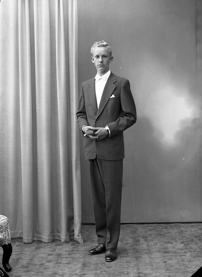 Enligt fotografens journal nr 8 1951-1957: "Andersson, Bengt Strandnorum Stenungsund".