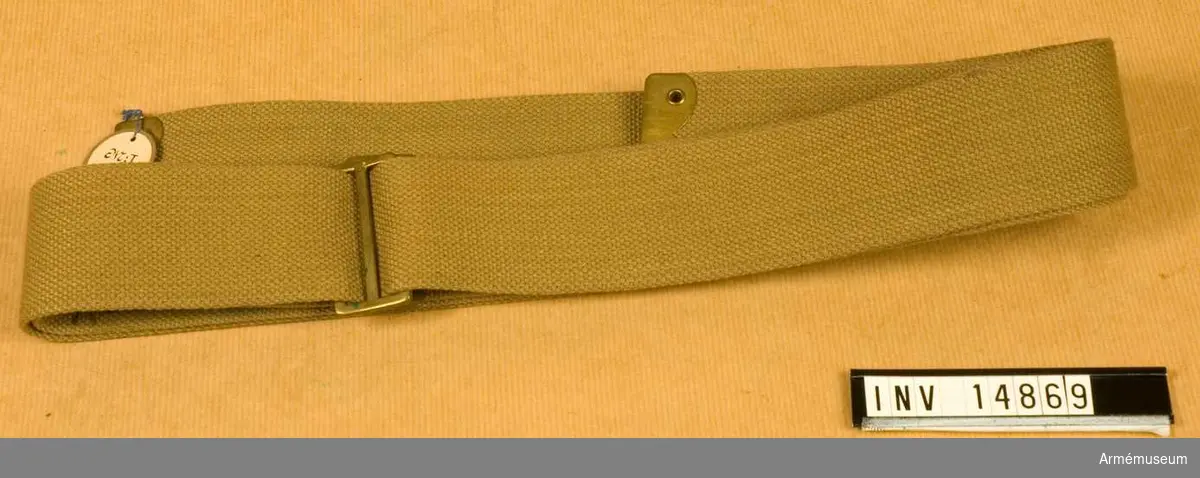 Grupp C II
Av kraftigt khakifärgade  bomullsband, 5 cm breda med spännen.