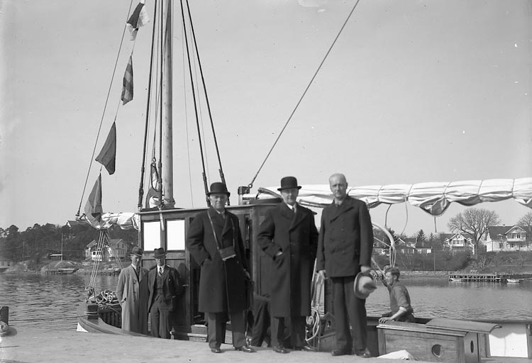 Enligt fotografens journal nr 6 1930-1943: "Johansson, Einar Kompass Djupvik".