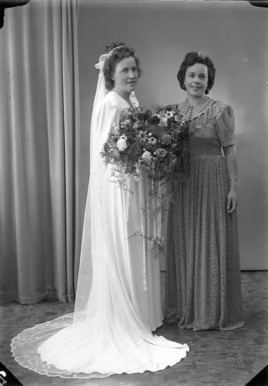 Enligt fotografens journal nr 7 1944-1950: "Johansson - Engelbreckt Solgården Här, bruden med syster".
