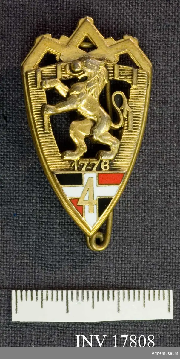Grupp C I
Märke, (Insigne) för 4. Infanteriregementet med traditionerna från 89. infanteriregementet Royal Suédois.