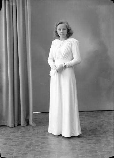 Enligt fotografens journal 7 1944-1950: "Odengard, Stina Stenlyckan Ödsmål".