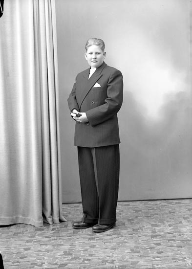 Enligt fotografens journal nr 7 1944-1950: "Hasselberg, Kurt Stenungsund".