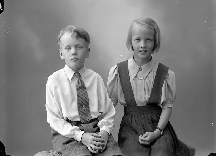 Enligt fotografens journal nr 7 1944-1950: "Olsson, Margit o Bengt, Känstorp, St. Höga".