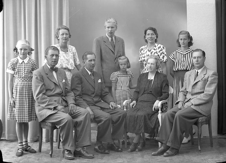 Enligt fotografens journal nr 7 1944-1950: "Segerberg, Fru med familj Här".