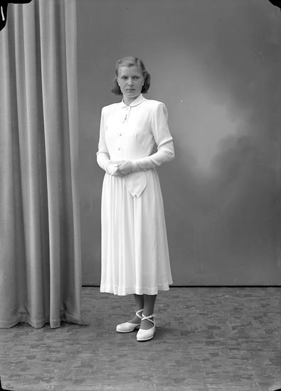 Enligt fotografens journal nr 7 1944-1950: "Karlsson, Inga-Britt Hallerna Här".