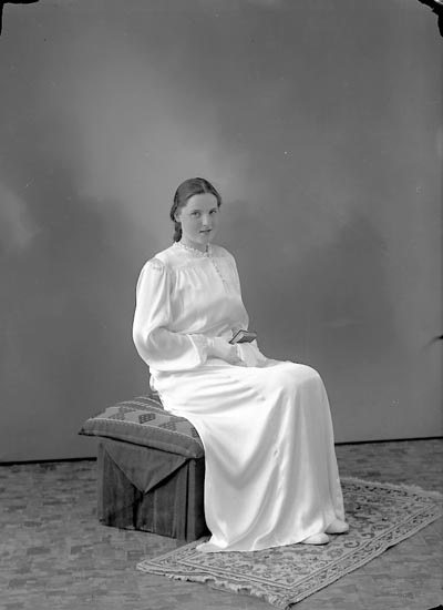 Enligt fotografens journal nr 6 1930-1943: "Axelsson, Irma Hasselbacken Svenshögen".