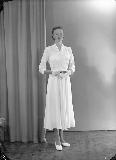 Enligt fotografens journal nr 8 1951-1957: "Johansson, Inger Råhagen Stillingsön".