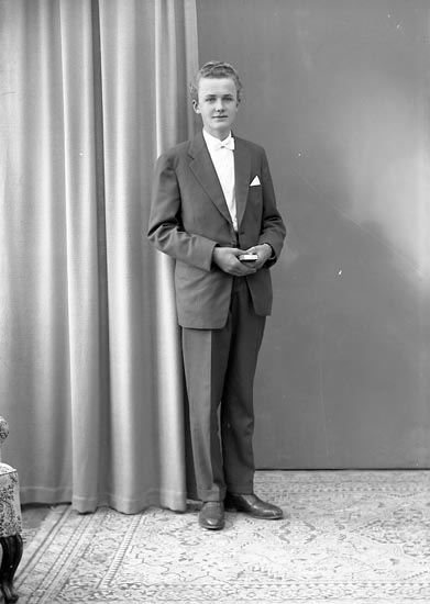 Enligt fotografens journal nr 8 1951-1957: "Olsson, Jan Olof Evenås Stenungsund".