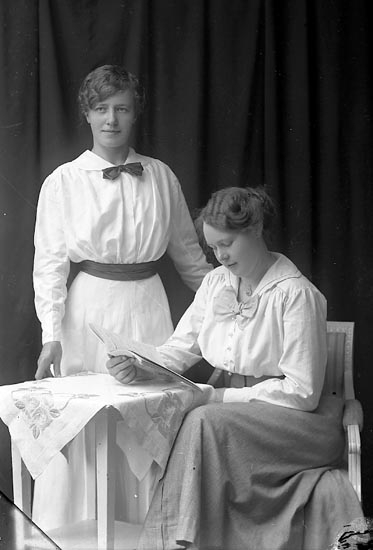 Enligt fotografens journal Lyckorna 1909-1918: "Andersson, Anny adr. Bratt Ljungskile".