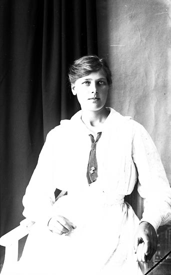 Enligt fotografens journal Lyckorna 1909-1918: "Ingrid Johansson, Korsviken Gusseröd".