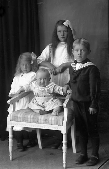 Enligt fotografens journal Lyckorna 1909-1918: "August Olsson Aröd Ljungskile".