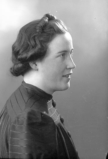Enligt fotograrens journal nr 6 1930-1943: "Johansson, Elsa Solgården Här".