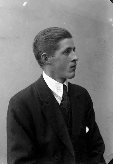 Enligt fotografens journal nr 4 1918-1922: "Karlsson, Axel Hjälteby".