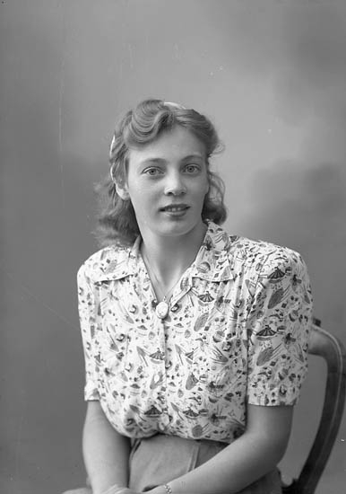 Enligt fotografens journal nr 7 1944-1950: "Johansson, Fr. Ingrid, Röd Varekil".